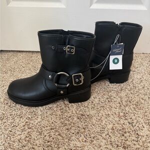 Universal Thread Black Zippered Ankle Boots